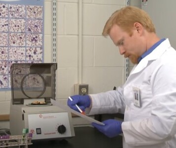 Клиника лечения наркозависимости в Чулыме Врач в кабинете клиники